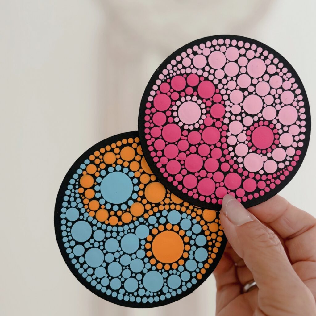 体験レッスンで描くドットアートの太極図